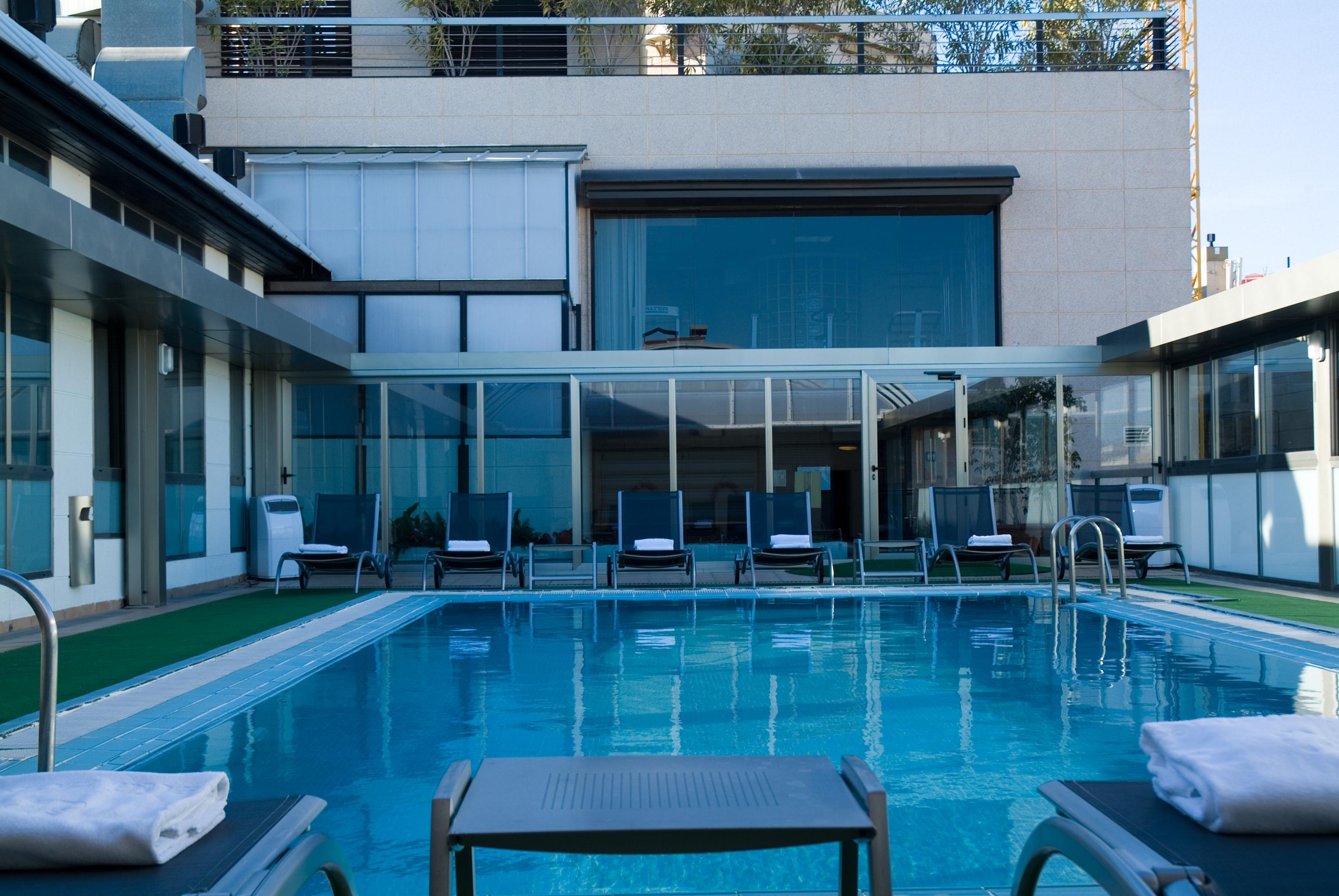 Sh Valencia Palace Exterior foto The pool at the hotel