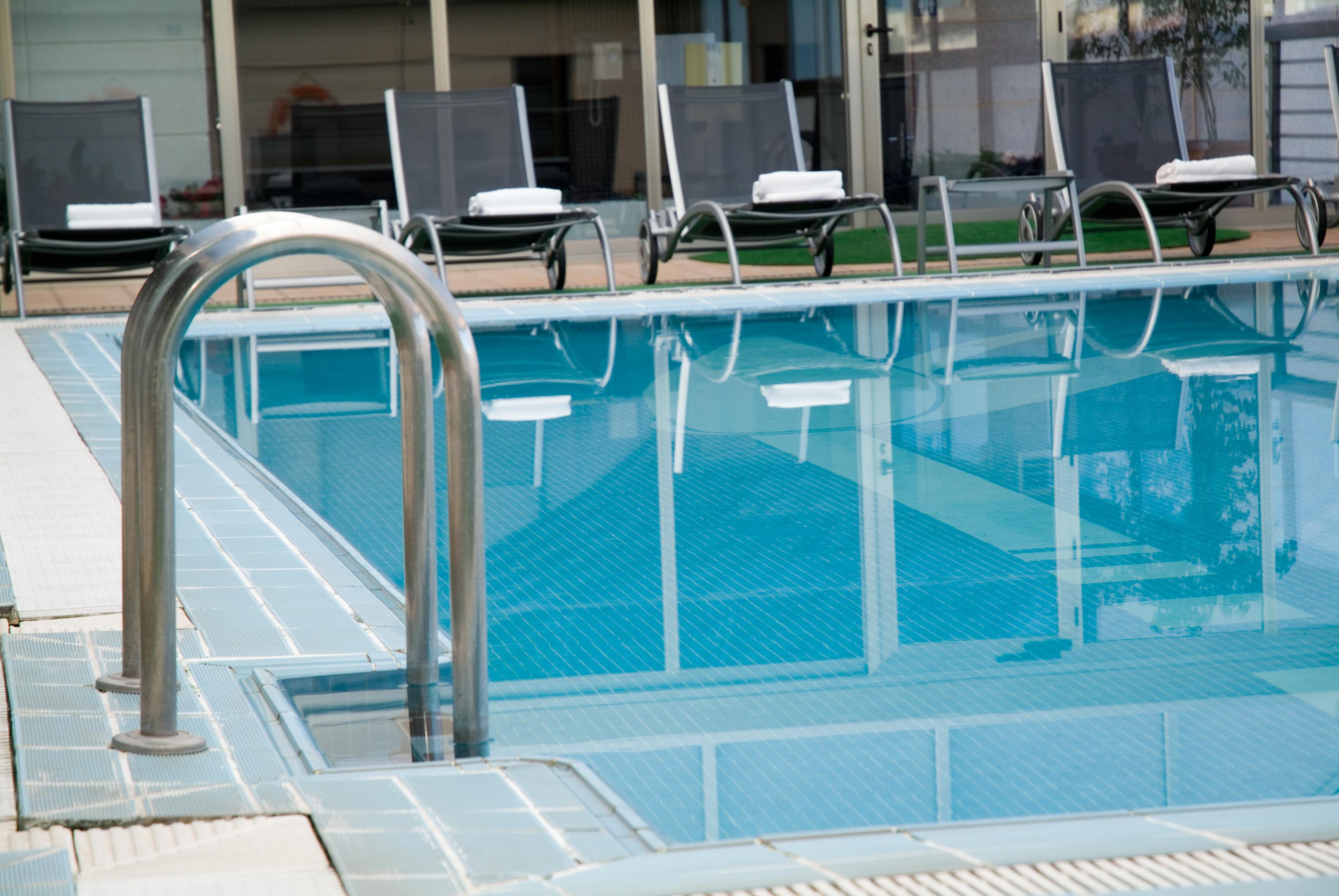 Hotel Sh Valencia Palace Exterior foto A pool with a stainless steel handrail