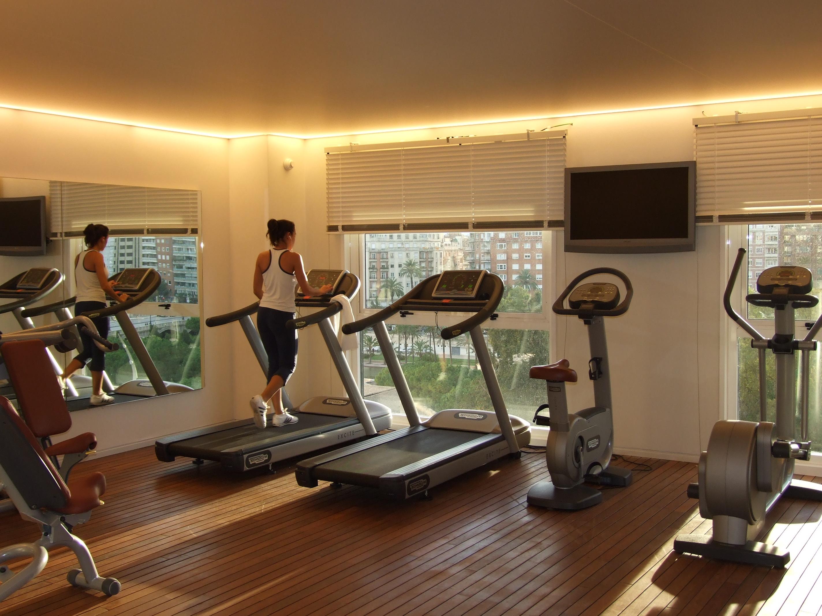 Sh Valencia Palace Einrichtungen foto A gym in a hotel