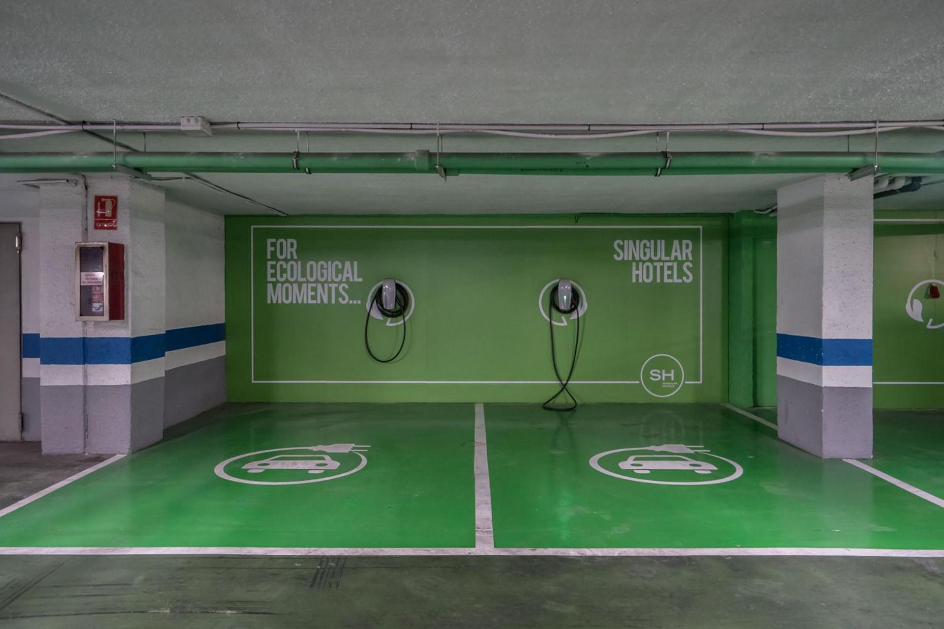 Hotel Sh Valencia Palace Exterior foto Electric vehicle charging station in Madrid, Spain