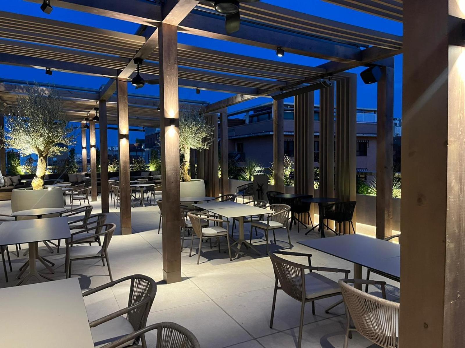 Sh Valencia Palace Exterior foto The rooftop terrace at the hotel